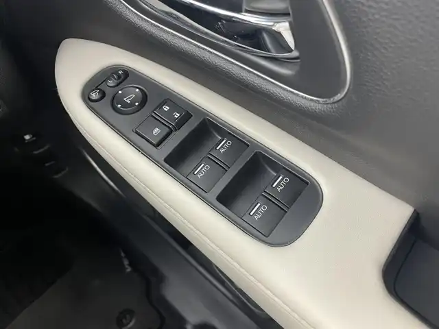 ホンダ ヴェゼル ハイブリッド Z ホンダセンシング 茨城県 2016(平28)年 4.9万km ホワイトオーキッドパール 純正ナビ［VXM-164VFi］/ワンセグ再生可/Honda SENSING/・衝突軽減ブレーキ/・誤発進抑制機能/・歩行者事故軽減ステアリング/・路外逸脱抑制機能/・アダプティブクルーズコントロール/・車線維持支援システム/・先行車発進お知らせシステム/・標識認識機能/レザーシート/シートヒーター/純正アルミホイール/純正フロアマット/ビルトインETC