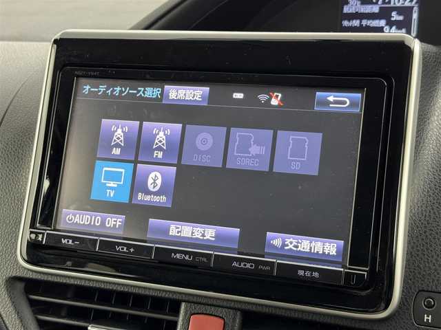 トヨタ ノア Si 福岡県 2015(平27)年 9.8万km ホワイトパールクリスタルシャイン フリップダウンモニター　/純正ナビ（ＢＴ，フルセグＴＶ）　/バックカメラ　/ビルトインＥＴＣ　/衝突軽減ブレーキ　/レーンキープ　/アイドリングストップ　/方側電動スライドドア　/ＭＴモード付き　/純正１６インチＡＷ