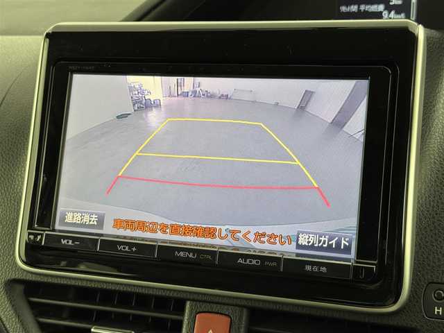 トヨタ ノア Si 福岡県 2015(平27)年 9.8万km ホワイトパールクリスタルシャイン フリップダウンモニター　/純正ナビ（ＢＴ，フルセグＴＶ）　/バックカメラ　/ビルトインＥＴＣ　/衝突軽減ブレーキ　/レーンキープ　/アイドリングストップ　/方側電動スライドドア　/ＭＴモード付き　/純正１６インチＡＷ