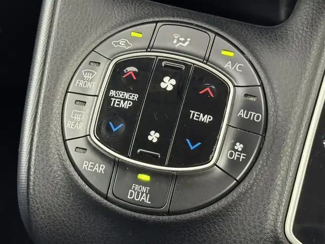 トヨタ ノア Si 福岡県 2015(平27)年 9.8万km ホワイトパールクリスタルシャイン フリップダウンモニター　/純正ナビ（ＢＴ，フルセグＴＶ）　/バックカメラ　/ビルトインＥＴＣ　/衝突軽減ブレーキ　/レーンキープ　/アイドリングストップ　/方側電動スライドドア　/ＭＴモード付き　/純正１６インチＡＷ