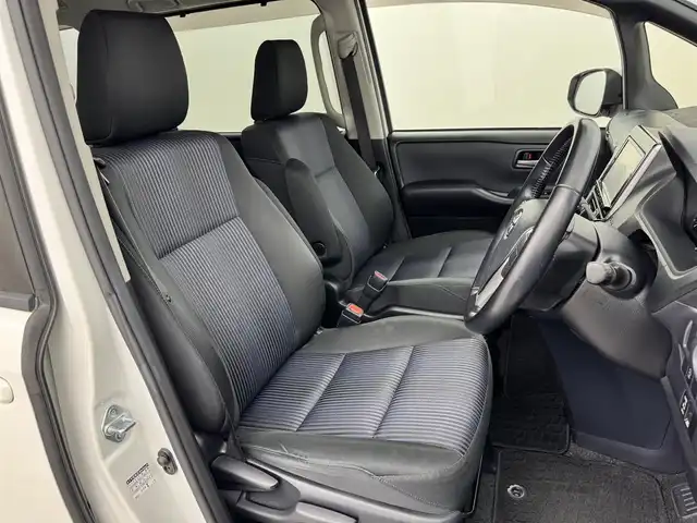 トヨタ ノア Si 福岡県 2015(平27)年 9.8万km ホワイトパールクリスタルシャイン フリップダウンモニター　/純正ナビ（ＢＴ，フルセグＴＶ）　/バックカメラ　/ビルトインＥＴＣ　/衝突軽減ブレーキ　/レーンキープ　/アイドリングストップ　/方側電動スライドドア　/ＭＴモード付き　/純正１６インチＡＷ
