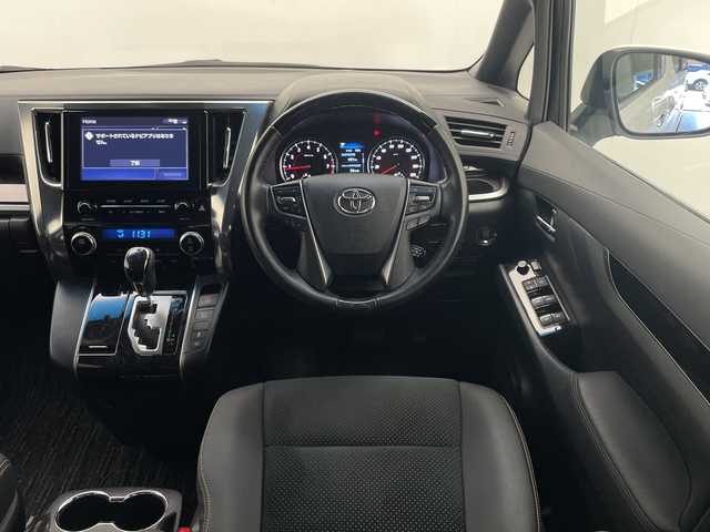 トヨタ アルファード S タイプゴールド 宮崎県 2020(令2)年 3.4万km ホワイトパールクリスタルシャイン 禁煙車/トヨタセーフティセンス/純正9型ディスプレイオーディオ/（T-CONNECT/Bluetooth/DVD/FMAM/フルセグTV)/純正12.1型リアフリップダウンモニター/(V12T-R68C）/純正ビルトインETC/純正LEDオートライト/純正LEDフォグ/純正18インチアルミ/純正オートアラーム/純正フロアマット/両側電動スライドドア/パワーバックドア/プリクラッシュセーフティ/オートマチックハイビーム/レーンディパーチャーアラート/アダプティブクルーズコントロール/ブラインドスポットモニター/クリアランスソナー/電子パーキング/オートホールド/デジタルインナーミラー/ドライブレコーダー/ウッドコンビ本革巻ハンドル/ハーフレザーシート/スマートキー/プッシュエンジンスタート/スペアキー/新車時保証書/取扱い説明書