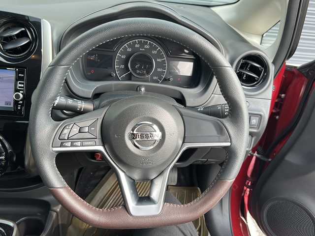 日産 ノート e－パワー X モード・プレミア 佐賀県 2017(平29)年 7.9万km 赤 純正ナビ/Bluetooth/CD/DVD/ipod/AUX/ワンセグテレビ/衝突軽減システム/バックカメラ、全周囲モニター/ドライブレコーダー/プッシュスタート/オートエアコン/オートライト/ステアリングスイッチ/DRLVEMODE/電格ミラー/クリアランスソナー/横滑り防止装置/盗難防止装置/スマートキー/レーンキープアシスト/保証書/取扱説明書/記録簿R７．H29