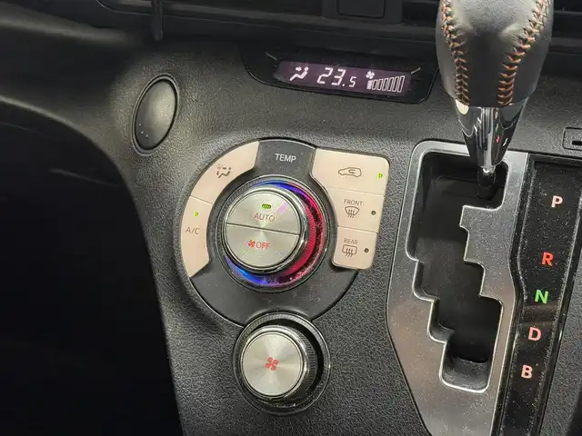 トヨタ シエンタ ハイブリッド G クエロ 三重県 2017(平29)年 5.7万km ホワイトパールクリスタルシャイン ハイブリッド/FF/インパネCVT/純正 7インチナビ NSZT-W66T/（AM/FM/CD/DVD/TV/SD/SDREC/Bluetooth）/ALPINE 9インチ後席モニター（シートバック型） パッケージ-M910-/バックガイドモニター/両側パワースライドドア/モデリスタエアロ（F/S/R下）/ビルトイン ETC/Toyota Safety Sense C/・プリクラッシュセーフティ/・レーンディパーチャーアラート/・オートハイビーム/先行車発進告知機能/装備/・ハーフレザーシート/【OP】LEDランプパッケージ/●コンライト（ライト自動点灯＋消灯システム）/●LEDヘッドランプ/●フロントフォグランプ/・オートエアコン/・ステアリングスイッチ/・電動格納ドアミラー/・プッシュスタート/・スマートキーx2/・【OP】15インチアルミホイール/・保/取/ナビ取/など