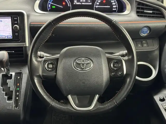 トヨタ シエンタ ハイブリッド G クエロ 三重県 2017(平29)年 5.7万km ホワイトパールクリスタルシャイン ハイブリッド/FF/インパネCVT/純正 7インチナビ NSZT-W66T/（AM/FM/CD/DVD/TV/SD/SDREC/Bluetooth）/ALPINE 9インチ後席モニター（シートバック型） パッケージ-M910-/バックガイドモニター/両側パワースライドドア/モデリスタエアロ（F/S/R下）/ビルトイン ETC/Toyota Safety Sense C/・プリクラッシュセーフティ/・レーンディパーチャーアラート/・オートハイビーム/先行車発進告知機能/装備/・ハーフレザーシート/【OP】LEDランプパッケージ/●コンライト（ライト自動点灯＋消灯システム）/●LEDヘッドランプ/●フロントフォグランプ/・オートエアコン/・ステアリングスイッチ/・電動格納ドアミラー/・プッシュスタート/・スマートキーx2/・【OP】15インチアルミホイール/・保/取/ナビ取/など
