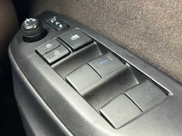 トヨタ ヤリスクロス ハイブリッド Z 宮城県 2020(令2)年 5.4万km ホワイトパールクリスタルシャイン 寒冷地仕様//4WD//純正ディスプレイオーディオナビ/（Apple Car Play/Android Auto/Bluetooth）//フルセグ//パノラミックビューモニター//パワーバックドア//アドバンスドパーク//運転席パワーシート//電動パーキング/ブレーキホールド//車両接近通報装置//合皮シート//シートヒーター(D＋N席)//ステアリングヒーター//ビルトインETC//ドライブブレコーダー//純正フロアマット//純正18インチアルミホイル//TOYOTA Safety Sense/・プリクラッシュセーフティ/・レーントレーシングアシスト/・レーダークルーズコントロール/・オートマチックハイビーム/・ロードサインアシスト/・ドライバー異常時対応システム/・プロアクティブドライビングアシスト/・発進遅れ告知機能//スペアキー