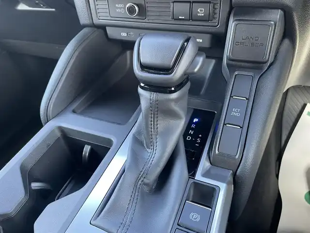 トヨタ ランドクルーザー ２５０ VX 石川県 2024(令6)年 0.8万km パール 4WD/ワンオーナー/純正ナビ/TV/全方位カメラ/サンルーフ/革シート/シートヒーター&クーラー/パワーバックドア/ビルトインETC2.0/ルーフレール/トヨタセーフティセンス/レーダークルーズ/クリアランスソナー/スマートキー/プッシュスタート/電動ミラー/保証書/取説
