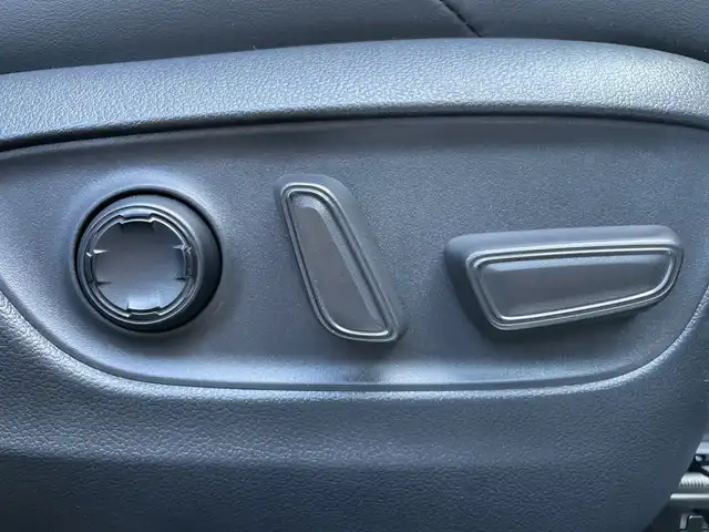 トヨタ ハリアー ハイブリッド Z レザーパッケージ 千葉県 2025(令7)年 0.3万km プレシャスブラックパール 純正12.3インチナビ/(BT/フルセグTV/AM/FM/ミラーキャスト)/全方位カメラ/JBLサウンド/KUHLエアロ/調光パノラマルーフ/ブラインドスポットモニター/デジタルインナーミラー/シートメモリー/マフラーカッター/衝突被害軽減システム/車線逸脱警報/クルーズコントロール/レザーシート/横滑り防止装置/ETC/アイドリングストップ/LEDヘッドライト/フォグランプ/オートライト/ウィンカーミラー/電動格納ミラー/純正19インチAW/シートヒーター/エアシート/ステアリングヒーター/プッシュスタート/スマートキー/フロアマット/ドアバイザー/スペアキー/取扱説明書/保証書