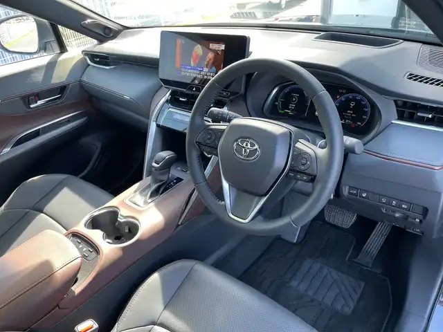 トヨタ ハリアー ハイブリッド Z レザーパッケージ 千葉県 2025(令7)年 0.3万km プレシャスブラックパール 純正12.3インチナビ/(BT/フルセグTV/AM/FM/ミラーキャスト)/全方位カメラ/JBLサウンド/KUHLエアロ/調光パノラマルーフ/ブラインドスポットモニター/デジタルインナーミラー/シートメモリー/マフラーカッター/衝突被害軽減システム/車線逸脱警報/クルーズコントロール/レザーシート/横滑り防止装置/ETC/アイドリングストップ/LEDヘッドライト/フォグランプ/オートライト/ウィンカーミラー/電動格納ミラー/純正19インチAW/シートヒーター/エアシート/ステアリングヒーター/プッシュスタート/スマートキー/フロアマット/ドアバイザー/スペアキー/取扱説明書/保証書