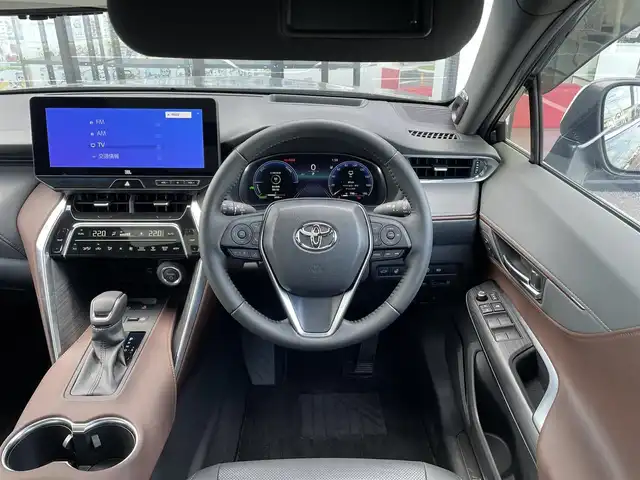 トヨタ ハリアー ハイブリッド Z レザーパッケージ 千葉県 2025(令7)年 0.3万km プレシャスブラックパール 純正12.3インチナビ/(BT/フルセグTV/AM/FM/ミラーキャスト)/全方位カメラ/JBLサウンド/KUHLエアロ/調光パノラマルーフ/ブラインドスポットモニター/デジタルインナーミラー/シートメモリー/マフラーカッター/衝突被害軽減システム/車線逸脱警報/クルーズコントロール/レザーシート/横滑り防止装置/ETC/アイドリングストップ/LEDヘッドライト/フォグランプ/オートライト/ウィンカーミラー/電動格納ミラー/純正19インチAW/シートヒーター/エアシート/ステアリングヒーター/プッシュスタート/スマートキー/フロアマット/ドアバイザー/スペアキー/取扱説明書/保証書