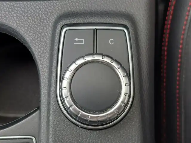 メルセデス・ベンツ ＧＬＡ１８０ スポーツ 東京都 2015(平27)年 7万km カルサイトホワイト レーダーセーフティパッケージ/レーンキーピングアシスト/アダプティブクルーズコントロール/ブラインドスポットインフォメーション/純正HDDナビ/CD/DVD/SD/BT/フルセグ/バックカメラ/ETC/純正前後ドライブレコーダー/衝突回避ブレーキ/ハーフレザーシート/運転席メモリ付きパワーシート/フロントシートヒーティング/パワーバックドア/LEDヘッドライト/オートライト/純正18インチAW/純正フロアマット/スペアキー/取扱説明書/保証書