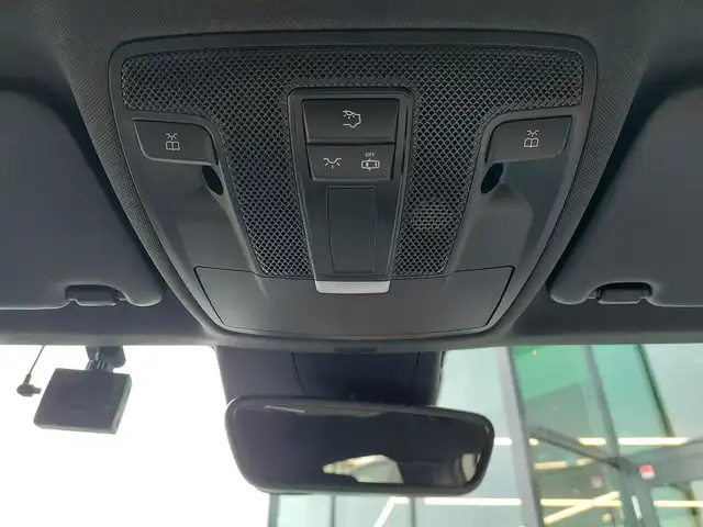 メルセデス・ベンツ ＧＬＡ１８０ スポーツ 東京都 2015(平27)年 7万km カルサイトホワイト レーダーセーフティパッケージ/レーンキーピングアシスト/アダプティブクルーズコントロール/ブラインドスポットインフォメーション/純正HDDナビ/CD/DVD/SD/BT/フルセグ/バックカメラ/ETC/純正前後ドライブレコーダー/衝突回避ブレーキ/ハーフレザーシート/運転席メモリ付きパワーシート/フロントシートヒーティング/パワーバックドア/LEDヘッドライト/オートライト/純正18インチAW/純正フロアマット/スペアキー/取扱説明書/保証書