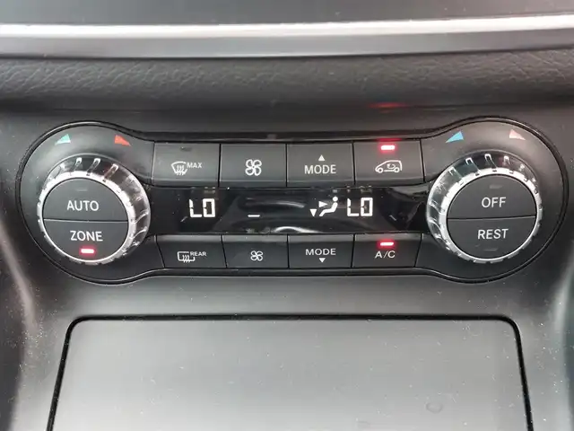 メルセデス・ベンツ ＧＬＡ１８０ スポーツ 東京都 2015(平27)年 7万km カルサイトホワイト レーダーセーフティパッケージ/レーンキーピングアシスト/アダプティブクルーズコントロール/ブラインドスポットインフォメーション/純正HDDナビ/CD/DVD/SD/BT/フルセグ/バックカメラ/ETC/純正前後ドライブレコーダー/衝突回避ブレーキ/ハーフレザーシート/運転席メモリ付きパワーシート/フロントシートヒーティング/パワーバックドア/LEDヘッドライト/オートライト/純正18インチAW/純正フロアマット/スペアキー/取扱説明書/保証書