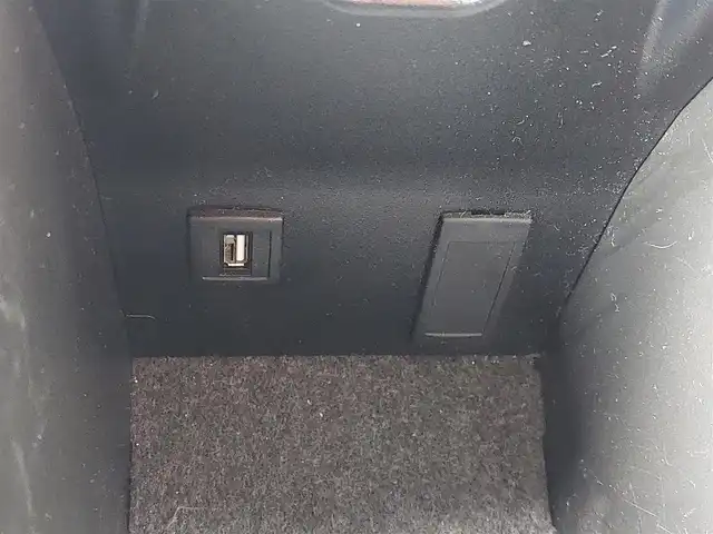 メルセデス・ベンツ ＧＬＡ１８０ スポーツ 東京都 2015(平27)年 7万km カルサイトホワイト レーダーセーフティパッケージ/レーンキーピングアシスト/アダプティブクルーズコントロール/ブラインドスポットインフォメーション/純正HDDナビ/CD/DVD/SD/BT/フルセグ/バックカメラ/ETC/純正前後ドライブレコーダー/衝突回避ブレーキ/ハーフレザーシート/運転席メモリ付きパワーシート/フロントシートヒーティング/パワーバックドア/LEDヘッドライト/オートライト/純正18インチAW/純正フロアマット/スペアキー/取扱説明書/保証書