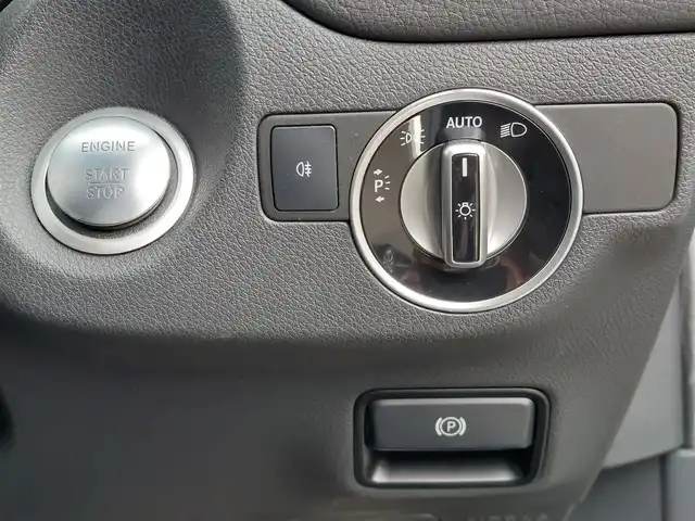 メルセデス・ベンツ ＧＬＡ１８０ スポーツ 東京都 2015(平27)年 7万km カルサイトホワイト レーダーセーフティパッケージ/レーンキーピングアシスト/アダプティブクルーズコントロール/ブラインドスポットインフォメーション/純正HDDナビ/CD/DVD/SD/BT/フルセグ/バックカメラ/ETC/純正前後ドライブレコーダー/衝突回避ブレーキ/ハーフレザーシート/運転席メモリ付きパワーシート/フロントシートヒーティング/パワーバックドア/LEDヘッドライト/オートライト/純正18インチAW/純正フロアマット/スペアキー/取扱説明書/保証書