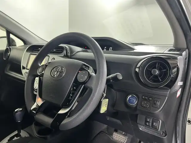 トヨタ アクア S スタイルブラック 佐賀県 2019(平31)年 7.7万km ホワイトパールクリスタルシャイン 純正ナビ/（AM FM CD DVD BT）/バックカメラ　/衝突軽減　/先行車発進告知機能　/レーンキープ　/横滑り防止　/コーナーセンサー　/パーキングサポートブレーキ　/純正フロアマット　/オートライト　/オートハイビーム　/電格ミラー　/バイザー