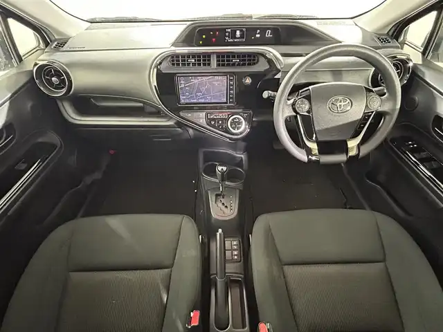 トヨタ アクア S スタイルブラック 佐賀県 2019(平31)年 7.7万km ホワイトパールクリスタルシャイン 純正ナビ/（AM FM CD DVD BT）/バックカメラ　/衝突軽減　/先行車発進告知機能　/レーンキープ　/横滑り防止　/コーナーセンサー　/パーキングサポートブレーキ　/純正フロアマット　/オートライト　/オートハイビーム　/電格ミラー　/バイザー