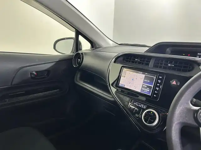 トヨタ アクア S スタイルブラック 佐賀県 2019(平31)年 7.7万km ホワイトパールクリスタルシャイン 純正ナビ/（AM FM CD DVD BT）/バックカメラ　/衝突軽減　/先行車発進告知機能　/レーンキープ　/横滑り防止　/コーナーセンサー　/パーキングサポートブレーキ　/純正フロアマット　/オートライト　/オートハイビーム　/電格ミラー　/バイザー