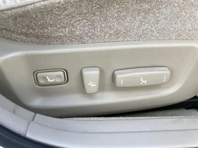 トヨタ クラウン ロイヤル ロイヤルサルーン プレミアム21 愛知県 2001(平13)年 3.6万km ホワイトパールクリスタルシャイン 純正ナビTV/ETC/ドライブレコーダー/クルーズコントロール/オートライト/オートエアコン/ステアリングカバー付/全席パワーシート/電動リアサンシェード/純正15インチアルミホイール/スペアキー/禁煙車