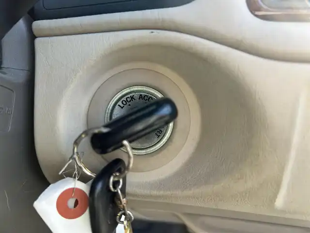 トヨタ クラウン ロイヤル ロイヤルサルーン プレミアム21 愛知県 2001(平13)年 3.6万km ホワイトパールクリスタルシャイン 純正ナビTV/ETC/ドライブレコーダー/クルーズコントロール/オートライト/オートエアコン/ステアリングカバー付/全席パワーシート/電動リアサンシェード/純正15インチアルミホイール/スペアキー/禁煙車