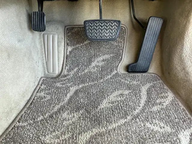 トヨタ クラウン ロイヤル ロイヤルサルーン プレミアム21 愛知県 2001(平13)年 3.6万km ホワイトパールクリスタルシャイン 純正ナビTV/ETC/ドライブレコーダー/クルーズコントロール/オートライト/オートエアコン/ステアリングカバー付/全席パワーシート/電動リアサンシェード/純正15インチアルミホイール/スペアキー/禁煙車