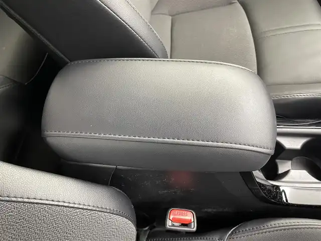 トヨタ カローラ クロス ハイブリッド Z 福井県 2023(令5)年 1.4万km アティチュードブラックマイカ 純正メモリナビ機能付きディスプレイオーディオ（FM/AM/BT/USB/AppleCArPlay/androidAuto）　シートヒーター/ハーフレザーシート/パワーバックドア/純正ビルトインETC/トヨタセーフティセンス