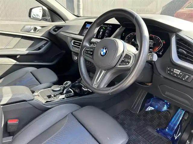 ＢＭＷ １１８ｄ 香川県 2020(令2)年 2.1万km 白 スクリーンミラーリング/シートメモリ/F.Rドラレコ/オートワイパー/オートライト/オートハイビーム/インテリジェントセーフティー/ステアアシスト/ブラインドスポットモニター/ステアリングスイッチ/アンビエントライト【6色】/アップルカープレイ/Bluetooth/USB