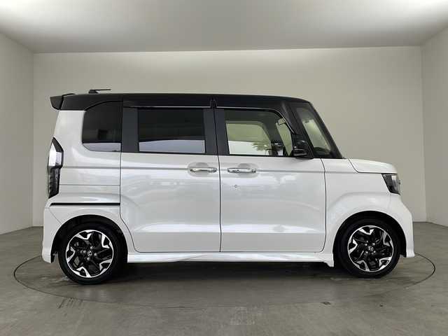 ホンダ Ｎ ＢＯＸ カスタム G L ターボ ホンダセンシング 兵庫県 2020(令2)年 5.8万km プラチナホワイトパール ・純正ナビ&AM&FM&DVD&CD&Bluetooth&SD/・バックカメラ/・ビルトインETC/・ドライブレコーダー/・アイドリングストップ/・ホンダセンシング/・衝突軽減ブレーキ〈CMBS〉/・誤発進抑制機能/・歩行者事故低減ステアリング/・先行車発進お知らせ機能/・標識認識機能/・路外逸脱抑制機能/・ACC〈アダプティブ・クルーズ・コントロール〉/・LKAS〈車線維持支援システム〉/・後方誤発進抑制機能/・オートハイビーム/・パドルシフト/・両側パワースライドドア/・コーナーセンサー/・ハーフレザーシート/・シートヒーター（D席+N席）/・LEDヘッドライト/・オートライト/・オートエアコン/・プッシュスタートボタン/・スマートキー/・ステアリングリモコン/・アイドリングストップ/・Wサイドエアバッグ/・純正15インチアルミホイール/・USBジャック/・純正フロアマット/・ドアバイザー