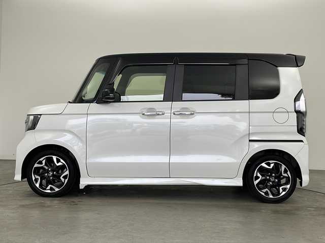 ホンダ Ｎ ＢＯＸ カスタム G L ターボ ホンダセンシング 兵庫県 2020(令2)年 5.8万km プラチナホワイトパール ・純正ナビ&AM&FM&DVD&CD&Bluetooth&SD/・バックカメラ/・ビルトインETC/・ドライブレコーダー/・アイドリングストップ/・ホンダセンシング/・衝突軽減ブレーキ〈CMBS〉/・誤発進抑制機能/・歩行者事故低減ステアリング/・先行車発進お知らせ機能/・標識認識機能/・路外逸脱抑制機能/・ACC〈アダプティブ・クルーズ・コントロール〉/・LKAS〈車線維持支援システム〉/・後方誤発進抑制機能/・オートハイビーム/・パドルシフト/・両側パワースライドドア/・コーナーセンサー/・ハーフレザーシート/・シートヒーター（D席+N席）/・LEDヘッドライト/・オートライト/・オートエアコン/・プッシュスタートボタン/・スマートキー/・ステアリングリモコン/・アイドリングストップ/・Wサイドエアバッグ/・純正15インチアルミホイール/・USBジャック/・純正フロアマット/・ドアバイザー