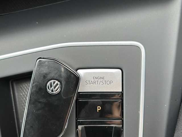 フォルクスワーゲン ＶＷ ゴルフ TDI アクティブADV プラチナムED 東京都 2023(令5)年 0.4万km グレー ワンオーナー/純正フルセグTVナビ/（Bluetooth/App-Connect）/純正17インチアルミホイール/純正ドライブレコーダー（DR-S5-VW）（前後）/エア・ケア・クリマトロニック/純正フロアマット/シートヒーター（前席）/LEDヘッドライト/オートライト/オートマチックハイビーム/コーナーセンサー（前後）/クルーズコントール/バドルシフト/レーンキープアシスト/アイドリングストップ/カーテンエアバック/衝突被害軽減システム/スマートキー/スペアキー１本/保証書/取説書/ムーンストーングレー