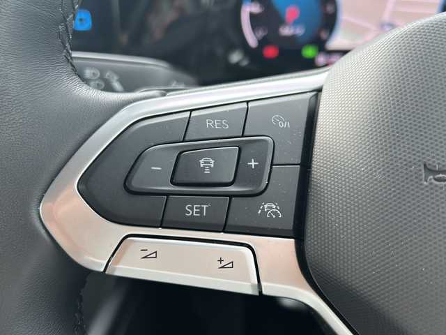 フォルクスワーゲン ＶＷ ゴルフ TDI アクティブADV プラチナムED 東京都 2023(令5)年 0.4万km グレー ワンオーナー/純正フルセグTVナビ/（Bluetooth/App-Connect）/純正17インチアルミホイール/純正ドライブレコーダー（DR-S5-VW）（前後）/エア・ケア・クリマトロニック/純正フロアマット/シートヒーター（前席）/LEDヘッドライト/オートライト/オートマチックハイビーム/コーナーセンサー（前後）/クルーズコントール/バドルシフト/レーンキープアシスト/アイドリングストップ/カーテンエアバック/衝突被害軽減システム/スマートキー/スペアキー１本/保証書/取説書/ムーンストーングレー