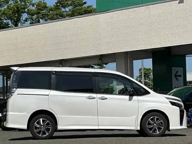 トヨタ ヴォクシー ZS 煌Ⅲ 宮城県 2021(令3)年 1.6万km ホワイトパールクリスタルシャイン １オーナー//ドラレコ前後//純正ディーラーナビ（フルセグＴＶ，ＡＭ，ＦＭ，ＣＤ）//ビルトインETC//クルーズコントロ//オートハイビーム//車線逸脱アラート//クリアランスソナー//USBポート//純正フロアマット//純正AW夏タイヤ//両側パワースライドドア//プッシュスタート//アイドリングストップ//バックカメラ