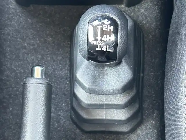 スズキ ジムニー XC 岡山県 2019(令1)年 6.1万km ジャングルグリーン 登録時走行距離60829km/社外ナビ/フルセグTV/(AM.FM.TV.CD.DVD.BT)/バックカメラ/ETC/衝突軽減ブレーキ/ドライブレコーダー/レーンキープアシスト/クルーズコントロール/横滑り防止装置/オートマチックハイビーム/アイドリングストップ/カーテンエアバック/シートヒーター(D+N席)/16インチ純正AW/プッシュスタート/ルーフレール
