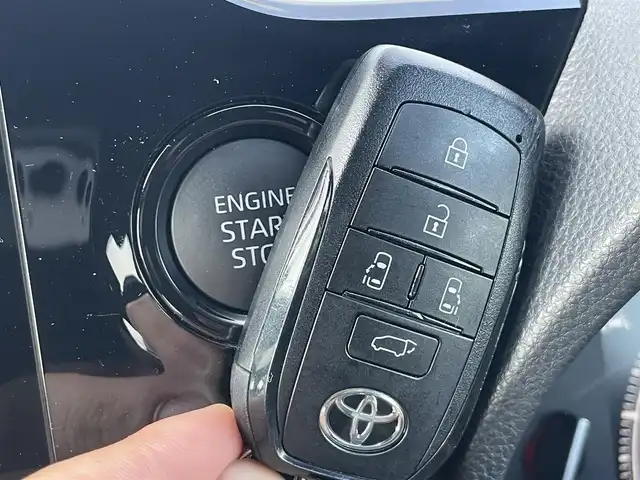 トヨタ ノア S－Z 千葉県 2023(令5)年 1.2万km ホワイトパールクリスタルシャイン １０．５インチディスプレイオーディオ　/ラジオ/ＣＤ　ＤＶＤ/ＨＤＭＩ/フルセグＴＶ　/バックカメラ　/ETC２．０　/ステアリングヒーター　/ブラインドスポットモニター　/ハーフレザー　/D/N席シートヒーター　/電動リアゲート/両側パワースライドドア/純正アルミホイール/レーダークルーズコントロール
