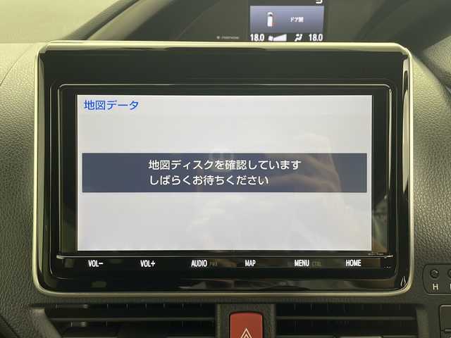 トヨタ ヴォクシー ZS 煌Ⅲ 鹿児島県 2020(令2)年 5.2万km ホワイトパールクリスタルシャイン 純正9インチナビ/（CD/DVD/BT/HDMI/フルセグTV）/純正12.1インチフリップダウンモニター/プリクラッシュセーフティ/レーンキープアシスト/クルーズコントロール/両側パワースライドドア/オートライト/オートマチックハイビーム/アイドリングストップ/LEDヘッドライト/ウォークスルー/スマートキー/プッシュスタート/取説、保証書