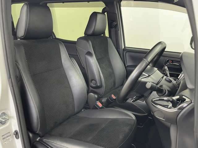 トヨタ ヴォクシー ZS 煌Ⅲ 鹿児島県 2020(令2)年 5.2万km ホワイトパールクリスタルシャイン 純正9インチナビ/（CD/DVD/BT/HDMI/フルセグTV）/純正12.1インチフリップダウンモニター/プリクラッシュセーフティ/レーンキープアシスト/クルーズコントロール/両側パワースライドドア/オートライト/オートマチックハイビーム/アイドリングストップ/LEDヘッドライト/ウォークスルー/スマートキー/プッシュスタート/取説、保証書