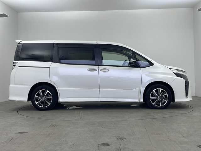 トヨタ ヴォクシー ZS 煌Ⅲ 鹿児島県 2020(令2)年 5.2万km ホワイトパールクリスタルシャイン 純正9インチナビ/（CD/DVD/BT/HDMI/フルセグTV）/純正12.1インチフリップダウンモニター/プリクラッシュセーフティ/レーンキープアシスト/クルーズコントロール/両側パワースライドドア/オートライト/オートマチックハイビーム/アイドリングストップ/LEDヘッドライト/ウォークスルー/スマートキー/プッシュスタート/取説、保証書