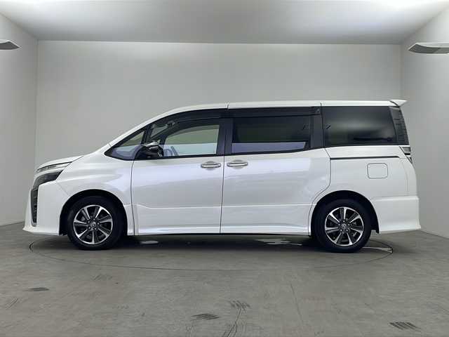 トヨタ ヴォクシー ZS 煌Ⅲ 鹿児島県 2020(令2)年 5.2万km ホワイトパールクリスタルシャイン 純正9インチナビ/（CD/DVD/BT/HDMI/フルセグTV）/純正12.1インチフリップダウンモニター/プリクラッシュセーフティ/レーンキープアシスト/クルーズコントロール/両側パワースライドドア/オートライト/オートマチックハイビーム/アイドリングストップ/LEDヘッドライト/ウォークスルー/スマートキー/プッシュスタート/取説、保証書