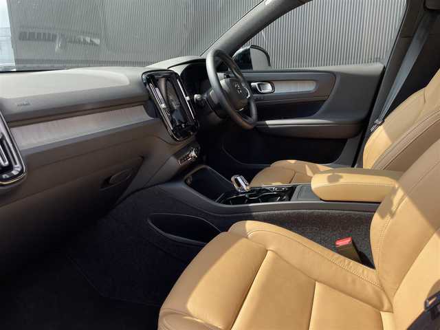 ボルボ ＸＣ４０ 長野県 2021(令3)年 0.7万km 黒 純正ナビ(FM/TV/BT)/３６０°カメラ　/ｈａｒｍａｎ／ｋａｒｄｏｎ/前後シートヒーター　/パワーシート　/ＥＴＣ　/ＬＥＤヘッドライト　/パワーテールゲート　/ステアリングヒーター　/デジタルインナーミラー