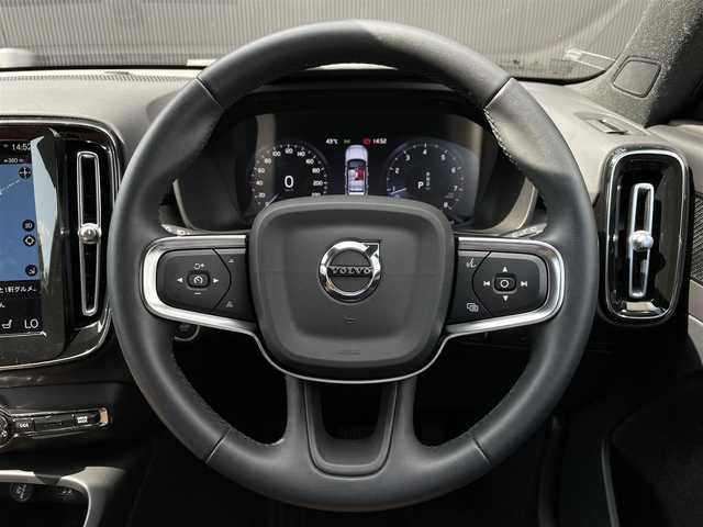 ボルボ ＸＣ４０ 長野県 2021(令3)年 0.7万km 黒 純正ナビ(FM/TV/BT)/３６０°カメラ　/ｈａｒｍａｎ／ｋａｒｄｏｎ/前後シートヒーター　/パワーシート　/ＥＴＣ　/ＬＥＤヘッドライト　/パワーテールゲート　/ステアリングヒーター　/デジタルインナーミラー