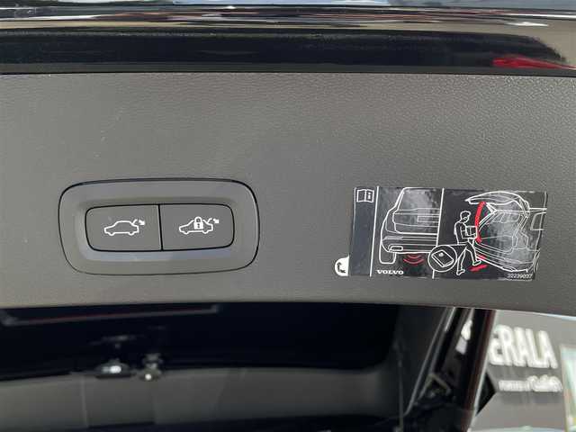 ボルボ ＸＣ４０ 長野県 2021(令3)年 0.7万km 黒 純正ナビ(FM/TV/BT)/３６０°カメラ　/ｈａｒｍａｎ／ｋａｒｄｏｎ/前後シートヒーター　/パワーシート　/ＥＴＣ　/ＬＥＤヘッドライト　/パワーテールゲート　/ステアリングヒーター　/デジタルインナーミラー
