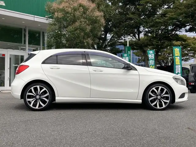 メルセデス・ベンツ Ａ１８０ スポーツ 鳥取県 2013(平25)年 3.5万km カルサイトホワイト 登録時走行距離：34787km/クルーズコントロール/ハーフレザーシート/パワーシート/シートメモリ/純正18インチアルミホイール/オートライト/レベライザヘッドライト/リアフォグ/電動格納ウィンカーミラー/ドアバイザー/革巻きステアリング/ステアリングスイッチ/パドルシフト/ETC/電子パーキングブレーキ/リモコンキー/ターボ