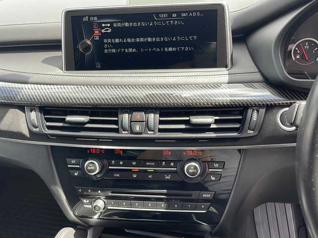 ＢＭＷ Ｘ５ Ｍ 秋田県 2016(平28)年 6.3万km ミネラルホワイト サンルーフ/純正ナビ/DVD/CD/AUX/フルセグTV/全方位カメラ/黒レザーシート/前席パワーシート/シートヒーター/純正LEDヘッドライト/純正フォグランプ/オートライト/純正21インチアルミホイール/革巻きステアリング/ステアリングスイッチ/クルーズコントロール/衝突被害軽減ブレーキ/横滑り防止/スマートキー/ミラー一体型ETC/前後タイプドライブレコーダー/フロアマット/電動格納ウインカードアミラー