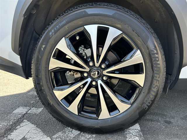 レクサス ＮＸ 300h Fスポーツ 大分県 2018(平30)年 4.3万km ホワイトノーヴァガラスフレーク ワンオーナー/サンルーフ/純正10.3インチメモリナビ/（フルセグ／Bluetooth ／CD／DVD ）/赤レザーシート/電動リアゲート/パノラミックビューモニター/レーダークルーズコントロール/コーナーセンサー前後/衝突被害軽減システム/メモリシート/シートヒーター/エアシート/ETC2.0/ドライブレコーダー/レーダー探知機/プッシュスタート/スペアキー/取扱説明書