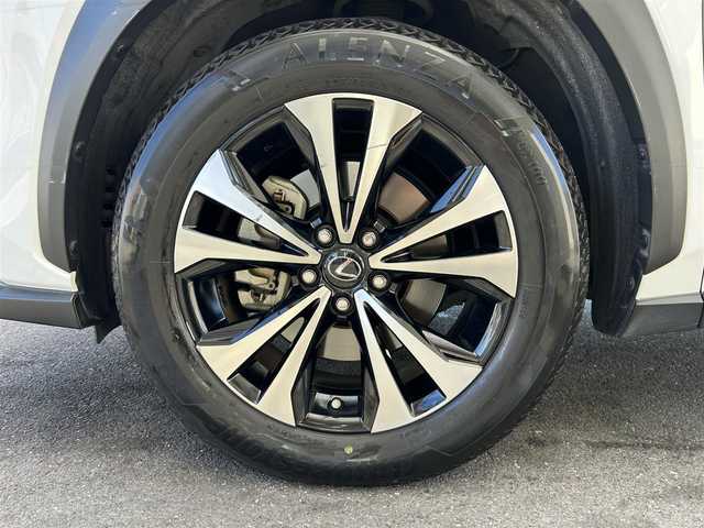 レクサス ＮＸ 300h Fスポーツ 大分県 2018(平30)年 4.3万km ホワイトノーヴァガラスフレーク ワンオーナー/サンルーフ/純正10.3インチメモリナビ/（フルセグ／Bluetooth ／CD／DVD ）/赤レザーシート/電動リアゲート/パノラミックビューモニター/レーダークルーズコントロール/コーナーセンサー前後/衝突被害軽減システム/メモリシート/シートヒーター/エアシート/ETC2.0/ドライブレコーダー/レーダー探知機/プッシュスタート/スペアキー/取扱説明書