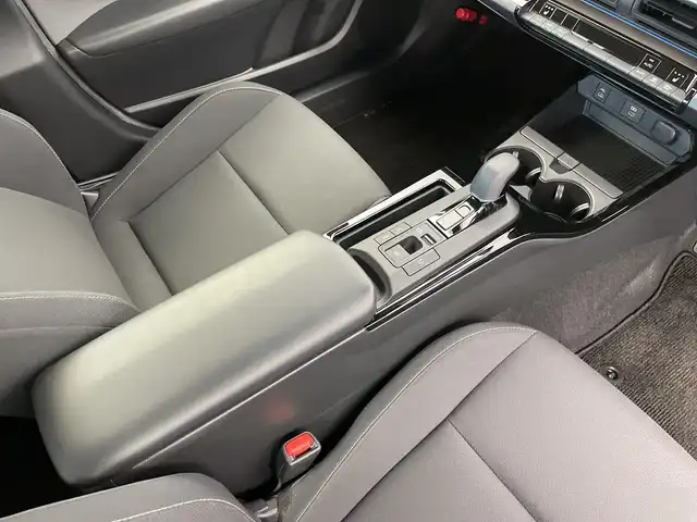 トヨタ プリウス G 新潟県 2023(令5)年 3.8万km プラチナホワイトパールマイカ 純正メモリナビ（Bluetooth・USB）/トヨタセーフティセンス/バックカメラ　/フルセグ　/ミラキャスト　/純正ビルトインＥＴＣ２．０　/前席シートヒーター　/ＬＥＤオートライト　/オートマチックハイビーム/レーンキープアシスト　/前後クリアランスソナー　/アダプティブクルーズコントロール　/パーキングアシスト/アイドリングストップ/BSM/１００V充電/スマートキー/純正フロアマット/保証書/取扱説明書