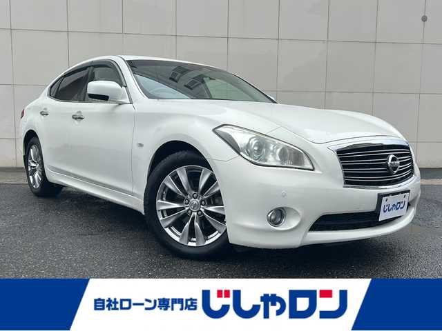 日産 フーガ 250GT 埼玉県 2014(平26)年 5.5万km クリスタルホワイトパール (株)IDOMが運営する【じしゃロン熊谷店】の自社ローン専用車両になりますこちらは現金またはオートローンご利用時の価格です。自社ローンご希望の方は別途その旨お申付け下さい/純正ＨＤＤナビ（ＴＶ/BT/CD/DVD/AM/FM)/クルーズコントロール/ＥＴＣ/バックカメラ/パワーシート/シートメモリー/前後ドライブレコーダー/ＭＴ付オートマ/オートライト/ＡＦＳ/スマートキー/純正アルミホイール/純正フロアマット