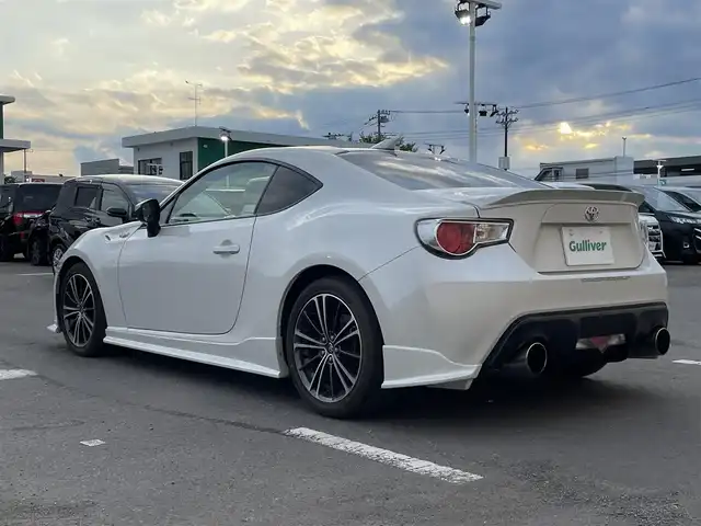 トヨタ ８６ GT 東京都 2013(平25)年 5.4万km サテンホワイトパール 純正ナビ　/フルエアロ　/社外マフラー　/パドルシフト　/革巻きステアリング　/デュアルエアコン　/VSCスポーツモード切替スイッチ　/６AT