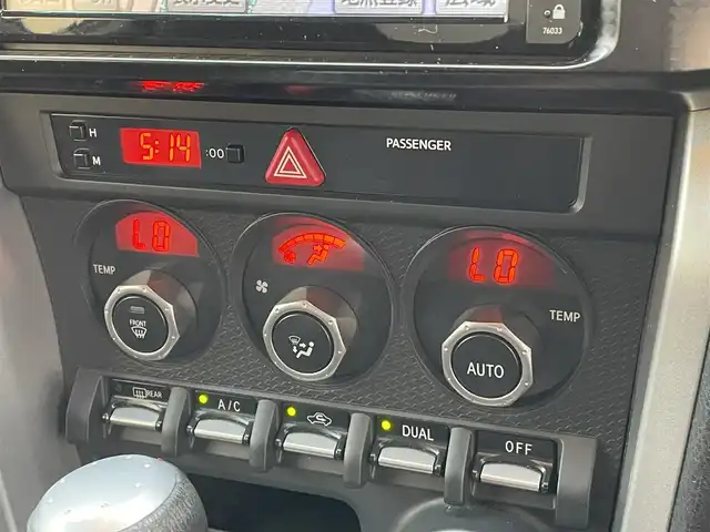 トヨタ ８６ GT 東京都 2013(平25)年 5.4万km サテンホワイトパール 純正ナビ　/フルエアロ　/社外マフラー　/パドルシフト　/革巻きステアリング　/デュアルエアコン　/VSCスポーツモード切替スイッチ　/６AT