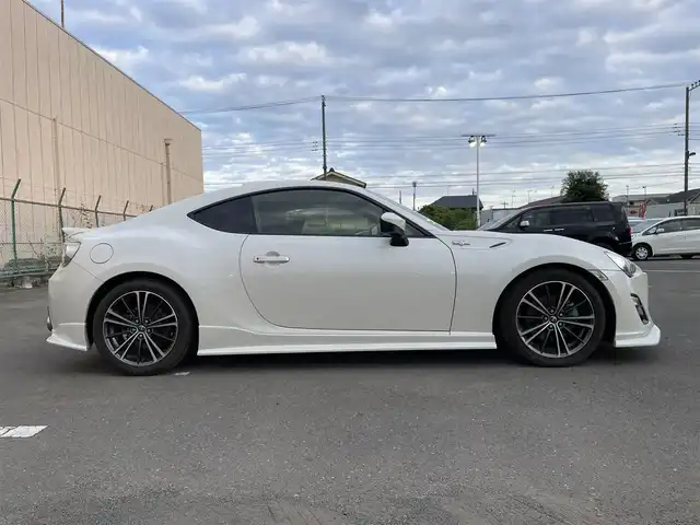 トヨタ ８６ GT 東京都 2013(平25)年 5.4万km サテンホワイトパール 純正ナビ　/フルエアロ　/社外マフラー　/パドルシフト　/革巻きステアリング　/デュアルエアコン　/VSCスポーツモード切替スイッチ　/６AT